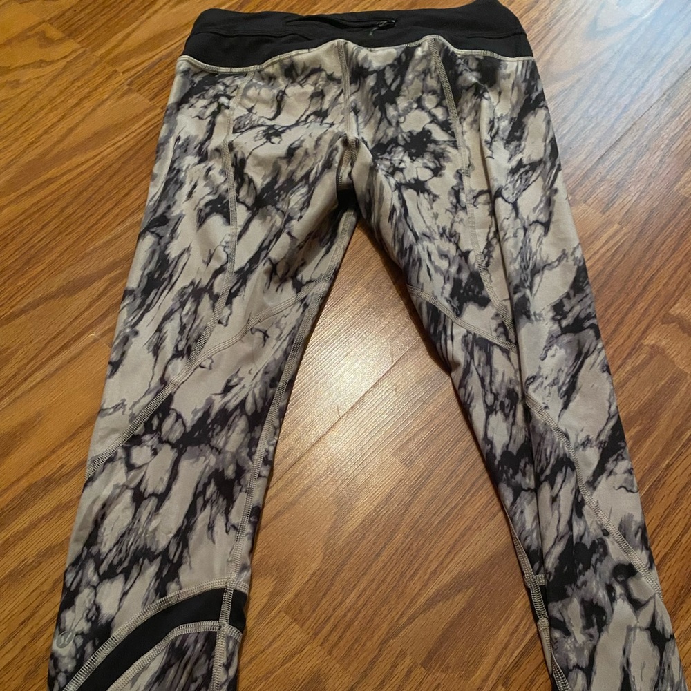 Lululemon black and white capris